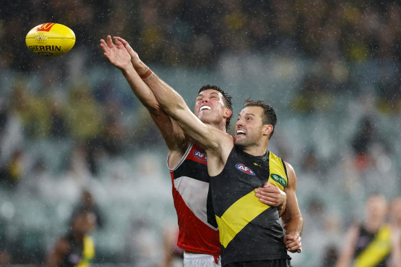 Toby Nankervis des Tigers et Rowan Marshall des Saints.