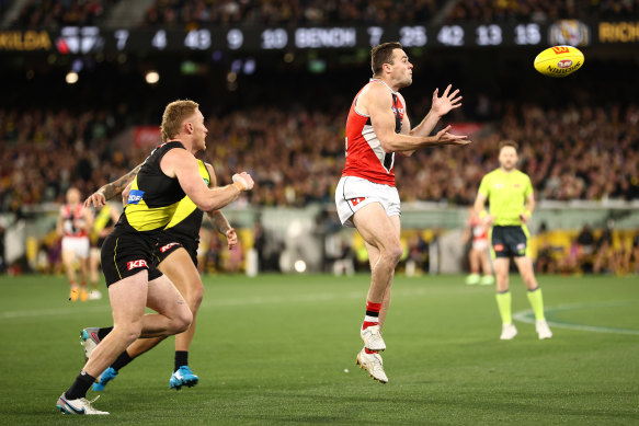 Brad Crouch prend une note.