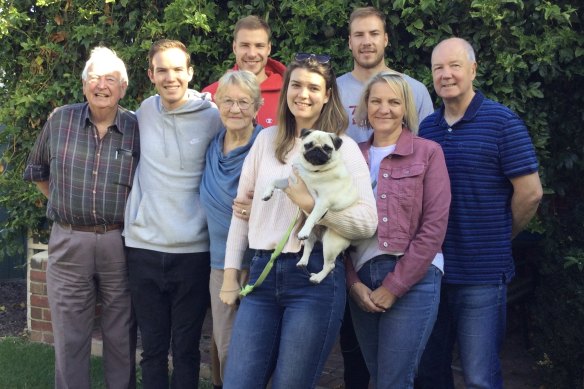 Harry et Ben McKay avec le clan en 2021 (de gauche à droite) : grand-père Ian, frère Charlie, grand-mère Val, Ben (en rouge), sœur Hannah (tenant Gina le chien), Harry et les parents Tracey et Peter.