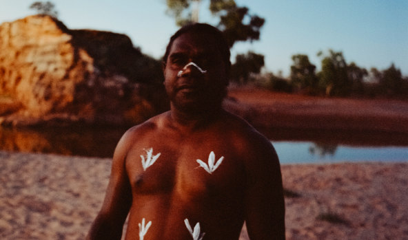 Gagnant du concours documentaire : Derik Lynch dans Marungka Tjalatjunu (Dipped in Black)