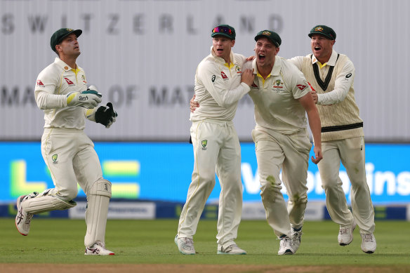 L'Australie célèbre un guichet critique entre les retards de pluie.