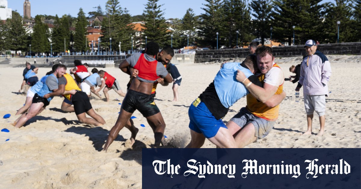 Eddie Jones donne le coup d'envoi de la campagne de la Coupe du monde de rugby des Wallabies avec une séance d'entraînement à Coogee Beach