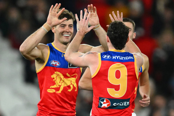 Josh Dunkley des Lions est félicité par Lachie Neale.