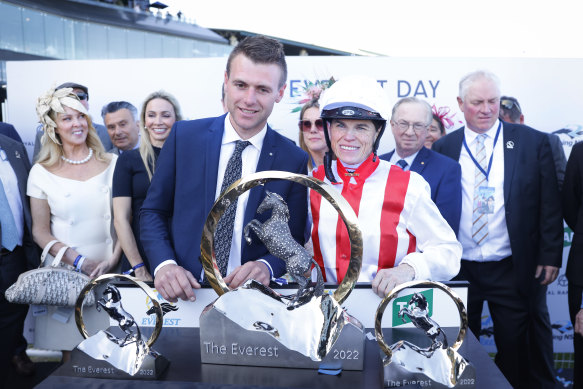 L'entraîneur de Giga Kick Clayton Douglas et le jockey Craig Williams avec le trophée Everest en octobre dernier.