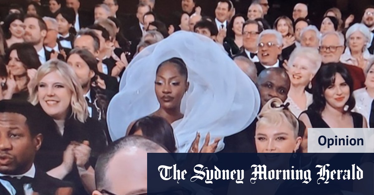 Pourquoi les perruques, chips et queues de cheval devraient être bannies du théâtre