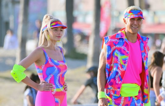 Margot Robbie en Barbie et Ryan Gosling en Ken dans Barbie.