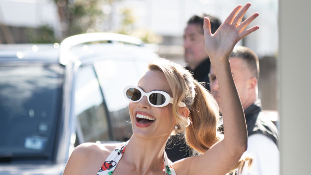 Margot Robbie salue les fans alors qu'elle se dirige vers Bondi Icebergs.