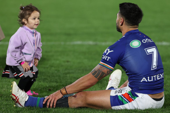 Shaun Johnson avec sa fille après avoir vaincu les Cowboys plus tôt cette année.