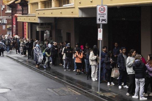 Certaines personnes ont fait la queue jusqu'à 30 heures pour acheter des billets Taylor Swift au box-office Ticketek à Melbourne.