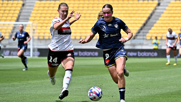 Clare Hunt (à gauche) en action pour Western Sydney Wanderers dans la compétition féminine A-League.