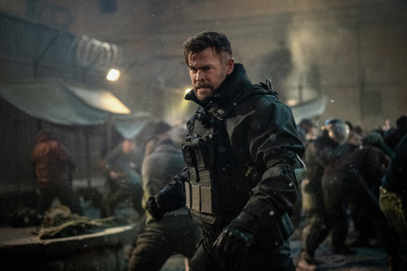 Chris Hemsworth dans le rôle de Tyler Rake dans le film d'action Extraction 2 de Netflix.