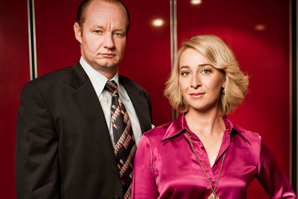 Paper Giants : Rob Carlton dans le rôle de Kerry Packer et Asher Keddie dans le rôle d'Ita Buttrose dans la mini-série télévisée.