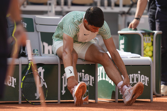 Un mauvais cas de crampes a ruiné les espoirs d'Alcaraz de battre Novak Djokovic à Roland-Garros cette année.
