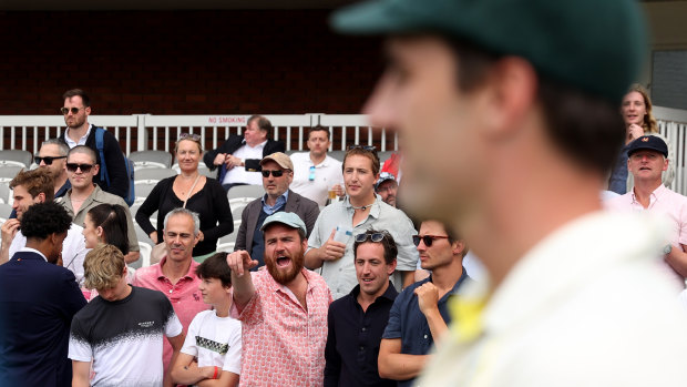 Le capitaine australien Pat Cummins regarde les fans s'exprimer à Lord's.