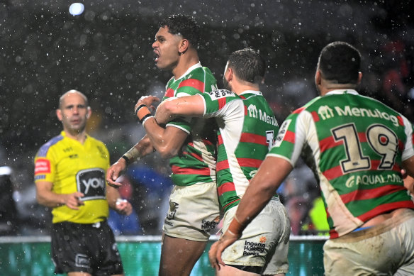 Tyrone Munro célèbre un essai pour les Rabbitohs à ses débuts.