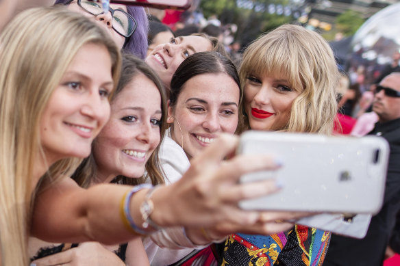Taylor Swift a une longue histoire d'être profondément connecté à ses fans.