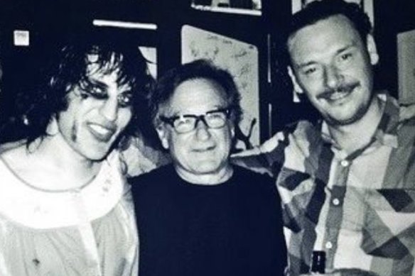 Mork rencontre The Mighty Boosh.  Robin Williams rend visite à Noel Fielding et Julian Barratt dans les coulisses.