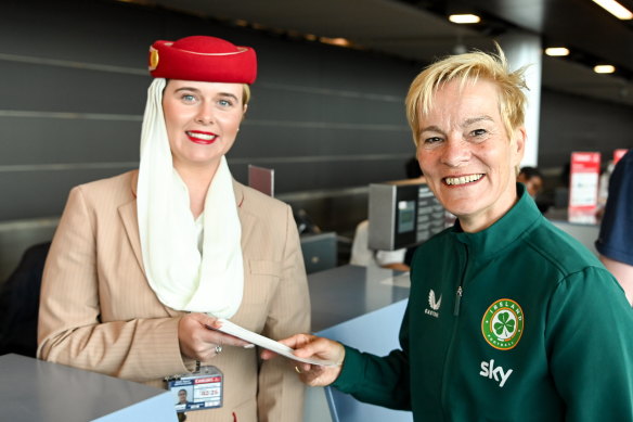 L'entraîneur irlandais Vera Pauw avant le départ de l'équipe pour l'Australie.