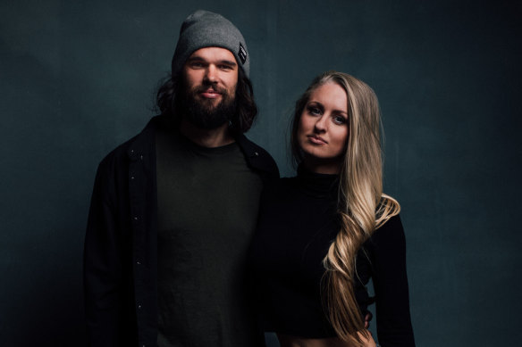 Abbey et Liam entretiennent une relation libre depuis 10 de leurs 12 ans de mariage.