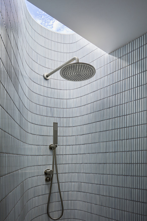 La maison a deux salles de bain complètes.  