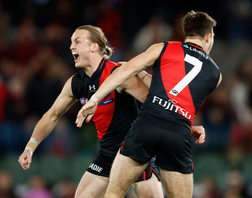 Essendon célèbre un but.