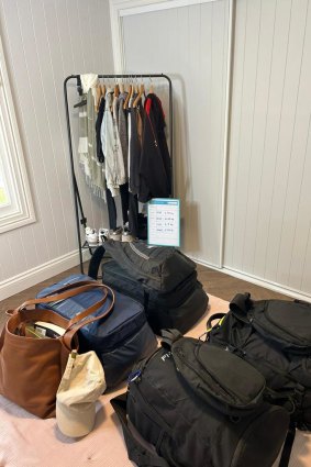 La « chambre Europe » de la famille Carlaw, où Lise a méticuleusement emballé et pesé leurs sacs.