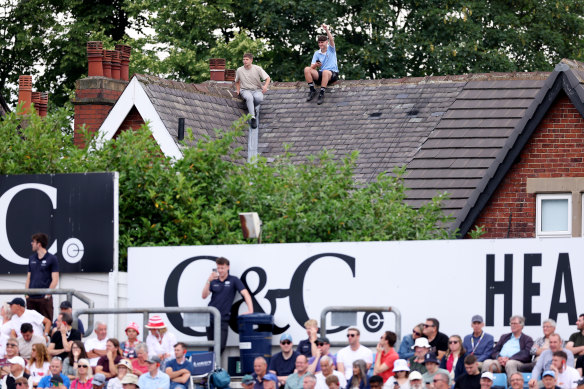 Bonne vue pour quelques fans de cricket à l'extérieur de Headingley.