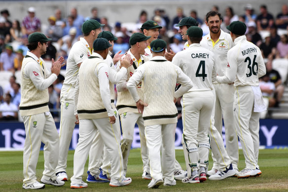 Les Australiens ont pris trois guichets ce matin.