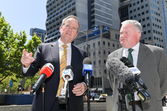 Bill Shorten, dans l'opposition en 2019, avec Peter Gordon de Gordon Legal.