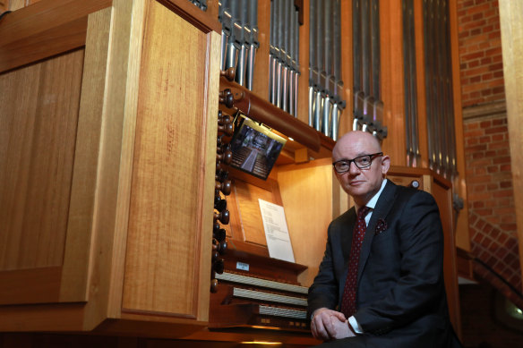 Joseph Nolan – photographié à la cathédrale Saint-Georges de Perth – interprétera l'intégrale des symphonies pour orgue de Louis Vierne à Melbourne ce mois-ci.