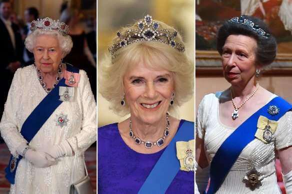 La reine Elizabeth II dans le diadème de rubis birman lors du banquet d'État au palais de Buckingham le 3 juin 2019 pour Donald Trump ;  La reine Camilla dans le diadème de saphir belge lors du banquet d'État du président sud-africain Cyril Ramaphosa au palais de Buckingham le 22 novembre 2022 ;  La princesse Anne dans le diadème du méandre lors du banquet d'État de Trump en 2019.