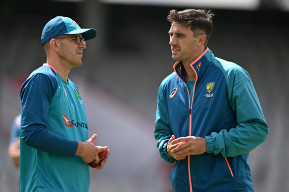 Le capitaine australien Pat Cummins s'entretient avec Todd Murphy lors d'une séance de filets à Emirates Old Trafford lundi.