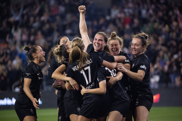 La série se différencie de la surabondance de docos de football en mettant en évidence les défis uniques auxquels sont confrontés les sports féminins.