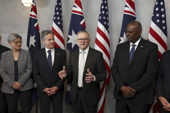 Le Premier ministre Anthony Albanese avec la ministre des Affaires étrangères Penny Wong, le secrétaire d'État américain Antony Blinken et le secrétaire américain à la Défense Lloyd Austin à Brisbane vendredi.
