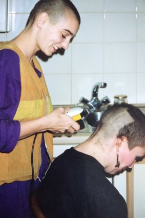 O'Connor rase les cheveux de Woolcock.