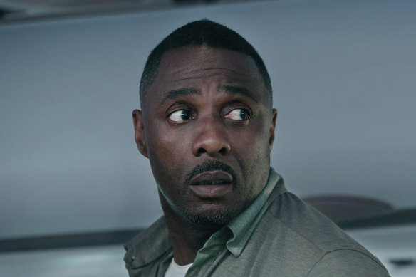 Sam (Idris Elba) n'a pas de force surhumaine.  Ce n'est pas un ex-marine ou un assassin.  C'est un homme en pull en cachemire dont la spécialité est la médiation d'entreprise.
