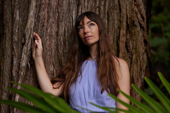 Tamryn Bennett est poète et directrice artistique de Red Room Poetry.