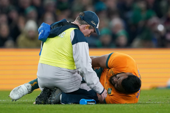 Taniela Tupou se blesse au tendon d'Achille contre l'Italie lors de la tournée de printemps de l'an dernier.