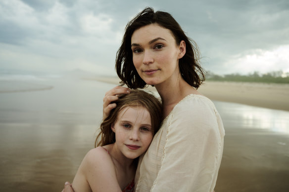 Tilda Cobham-Hervey dans le rôle d'Agnès et Alyla Browne dans le rôle de la jeune Alice.
