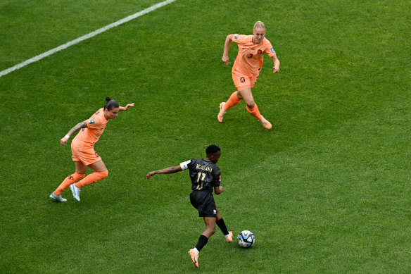 Thembi Kgatlana d'Afrique du Sud en action.
