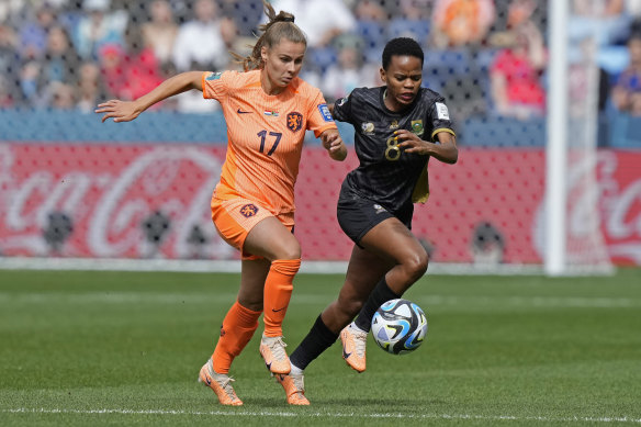 Victoria Pelova (17 ans) des Pays-Bas et Hildah Magaia d'Afrique du Sud se disputent le ballon.
