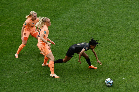 Stefanie van der Gragt des Pays-Bas en action avec Linda Motlhalo d'Afrique du Sud.