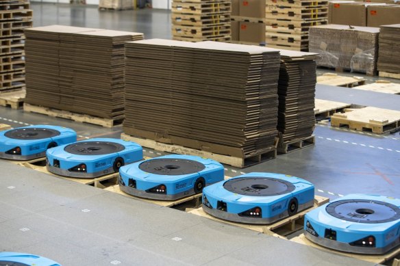 Les robots Hercules d'Amazon peuvent transporter des objets lourds dans les entrepôts de l'entreprise. 