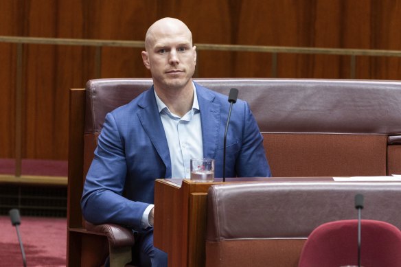 Le sénateur David Pocock au parlement.