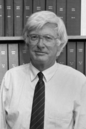 John Lovering a été vice-chancelier et professeur de géologie à l'Université Flinders de 1987 à 1995. 