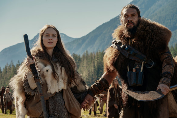 Hera Hilmar et Jason Momoa jouent dans l'émission See d'Apple TV+.