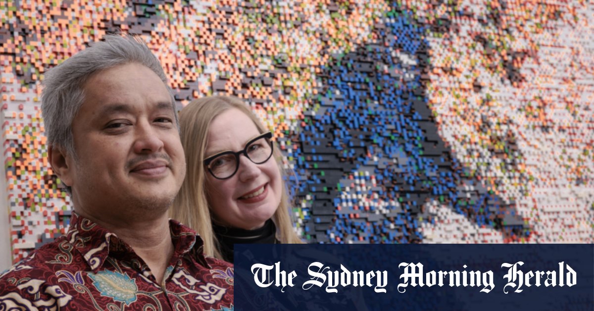 Claire Healy et Sean Cordeiro recréent des photographies paranormales en Lego dans une nouvelle exposition à Sydney