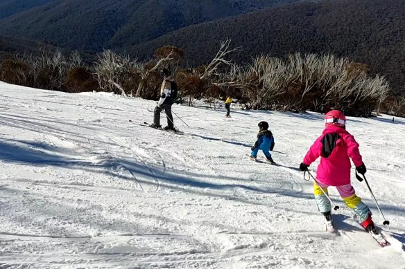 Les enfants d'Annabelle Nelson apprennent à skier à Thredbo.