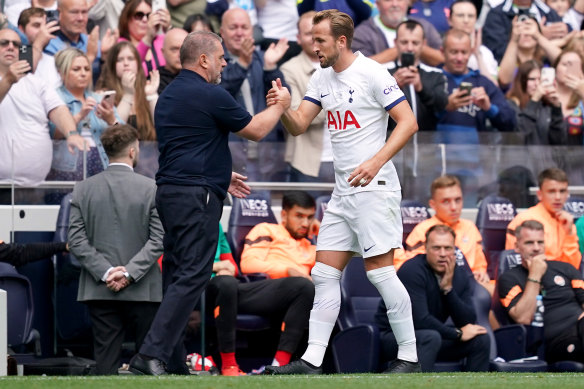 Harry Kane avec Ange Postecoglou après que la légende de Hotspur ait été remplacée lors d'un match amical de pré-saison à Londres.
