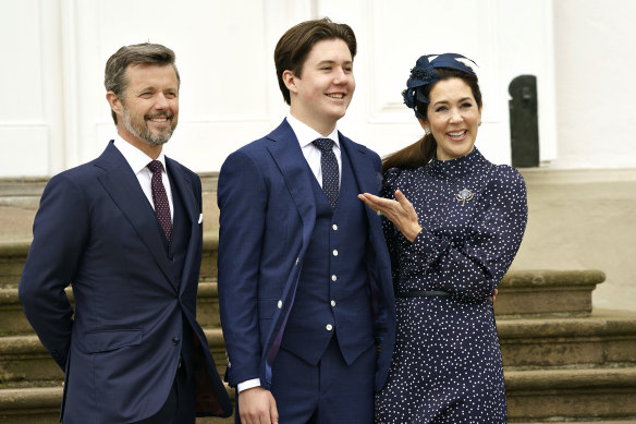 Le prince héritier du Danemark Frederik et la princesse Mary, photographiés en 2021, avec leur fils, le prince Christian.